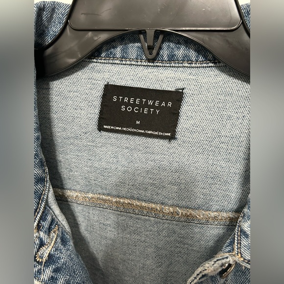 Distressed jean jacket. Cropped length - Picture 5 of 8